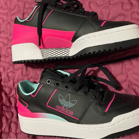 Adidas Women’s shoes - Picture 2 of 4